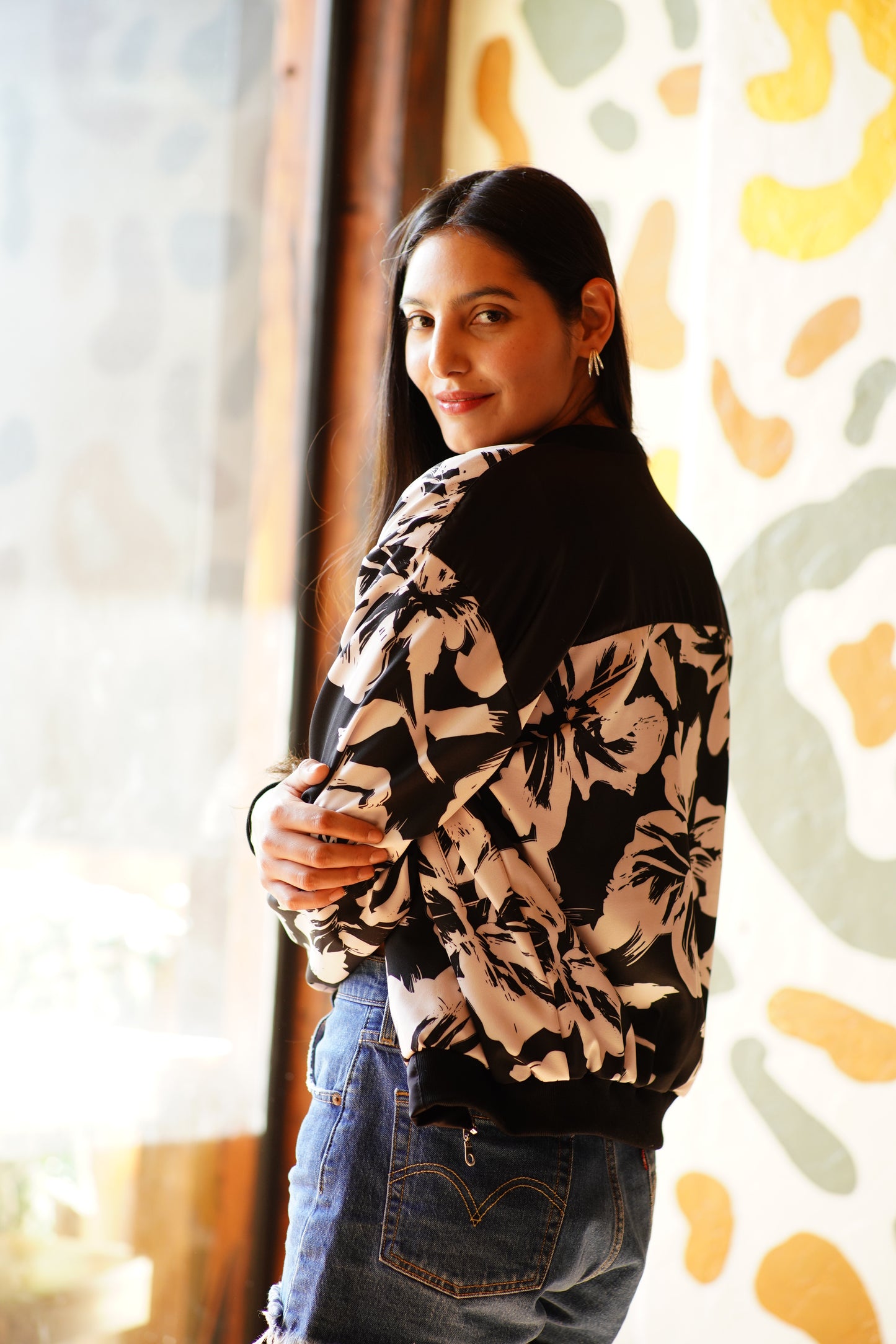 BOMBER NEGRA Y CREMA.