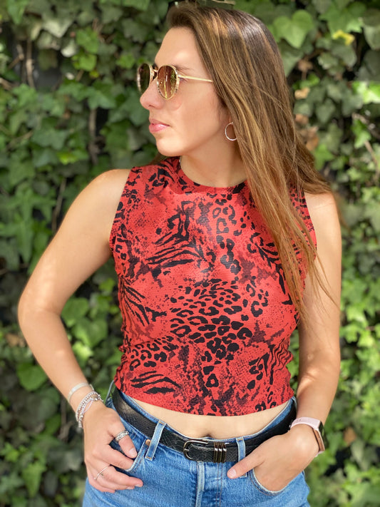 CROP TOP CUELLO ALTO ROJO.