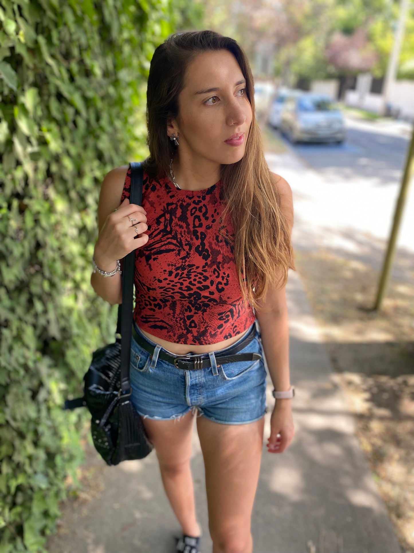 CROP TOP CUELLO ALTO ROJO.