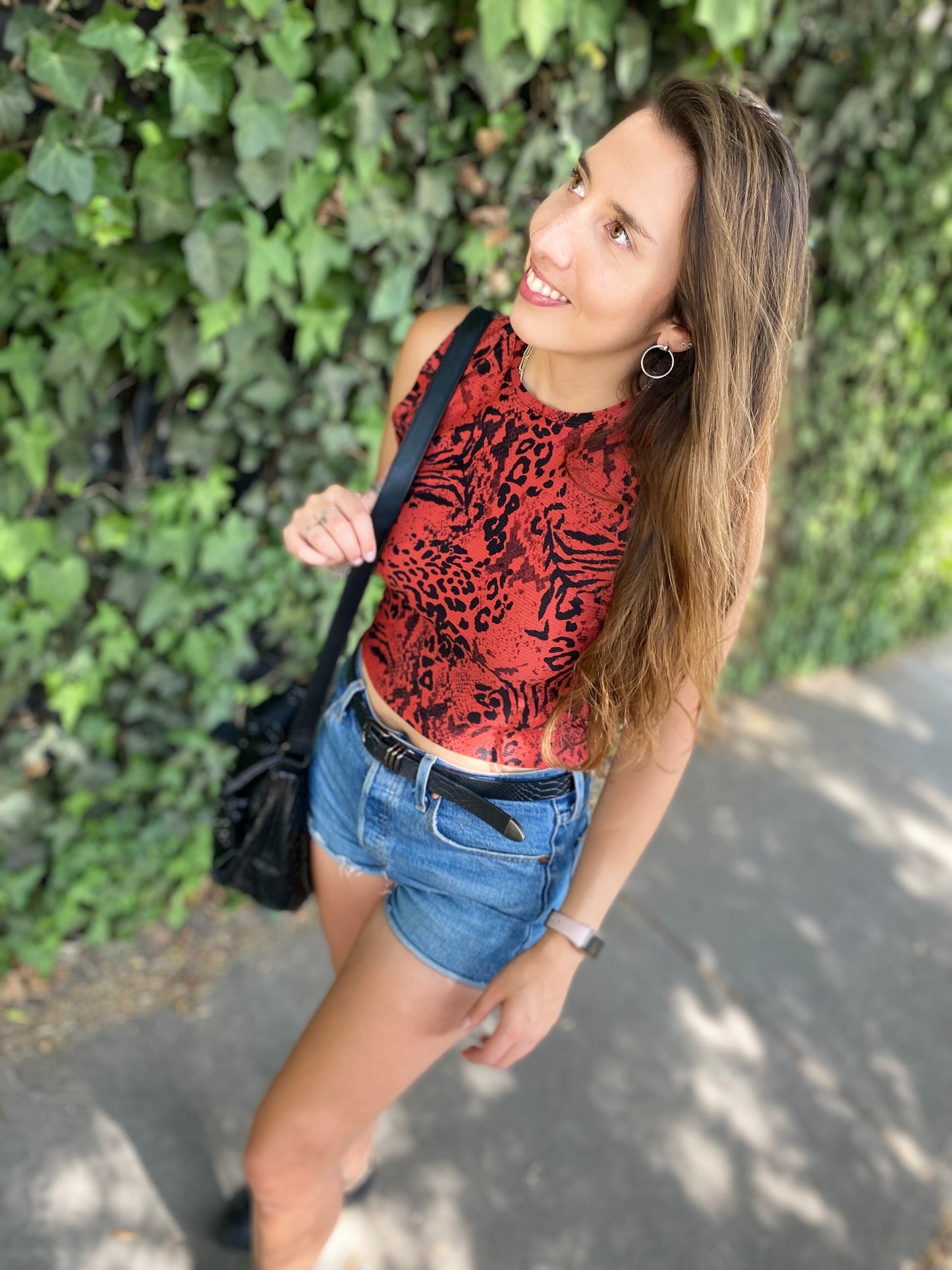 CROP TOP CUELLO ALTO ROJO.