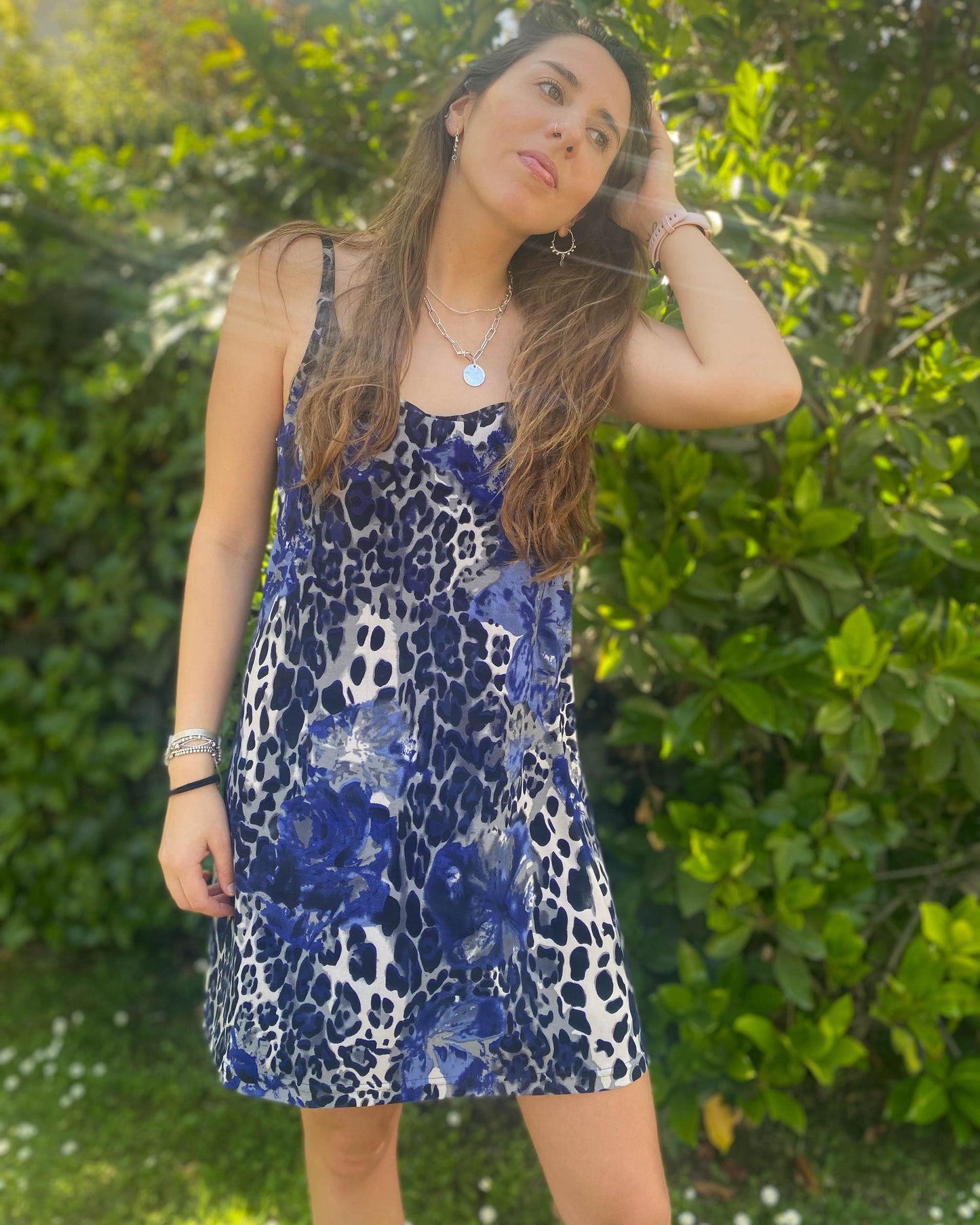 VESTIDO ESCOTE ESPALDA AZUL.