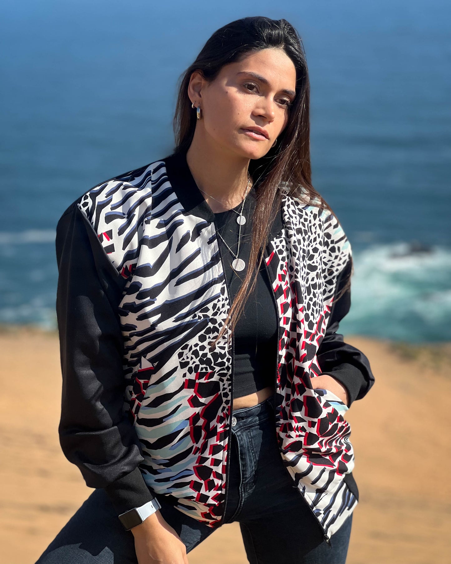 BOMBER JACKET PARTY ROJO MANGA NEGRA.