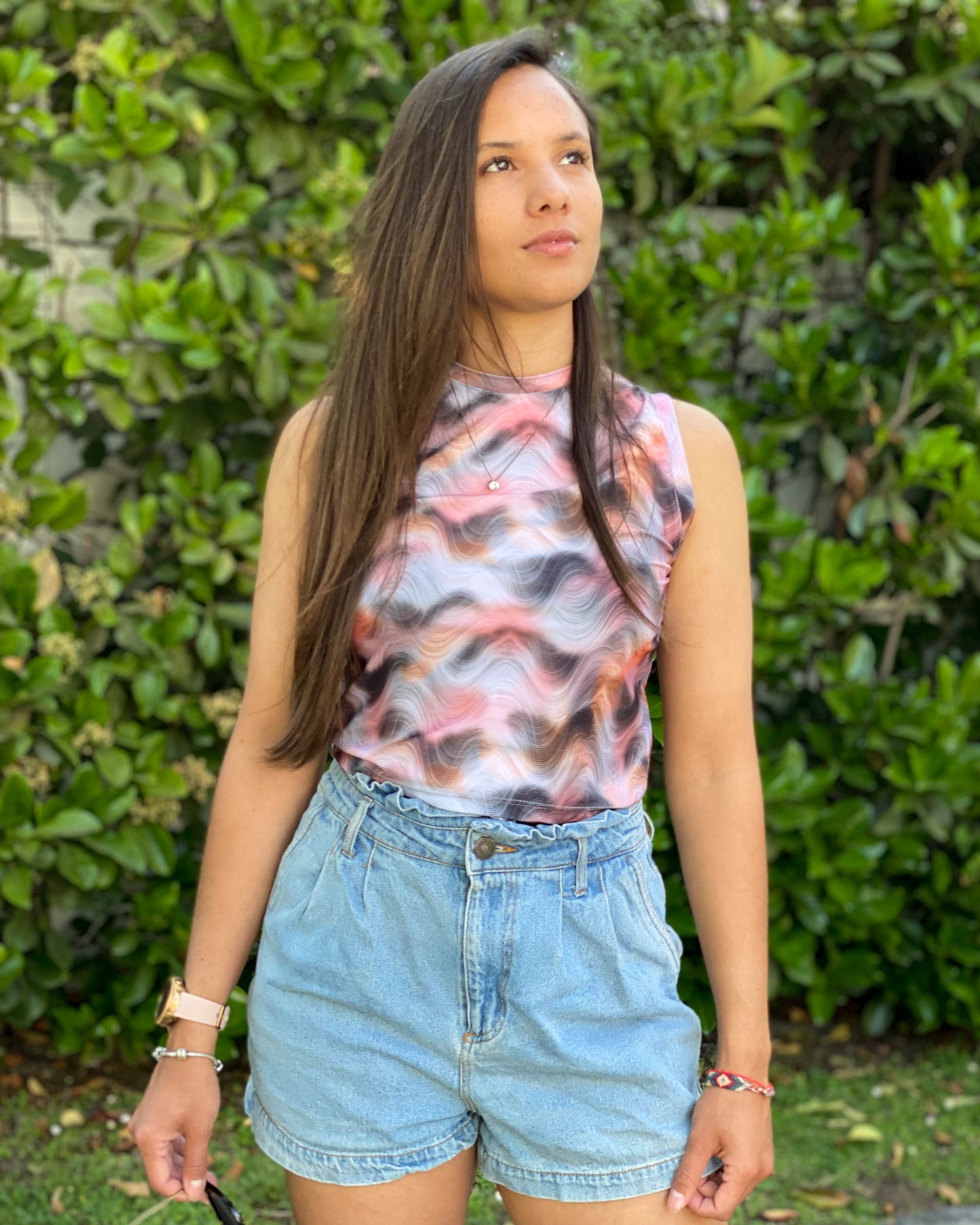 CROP TOP CUELLO ALTO ONDAS.