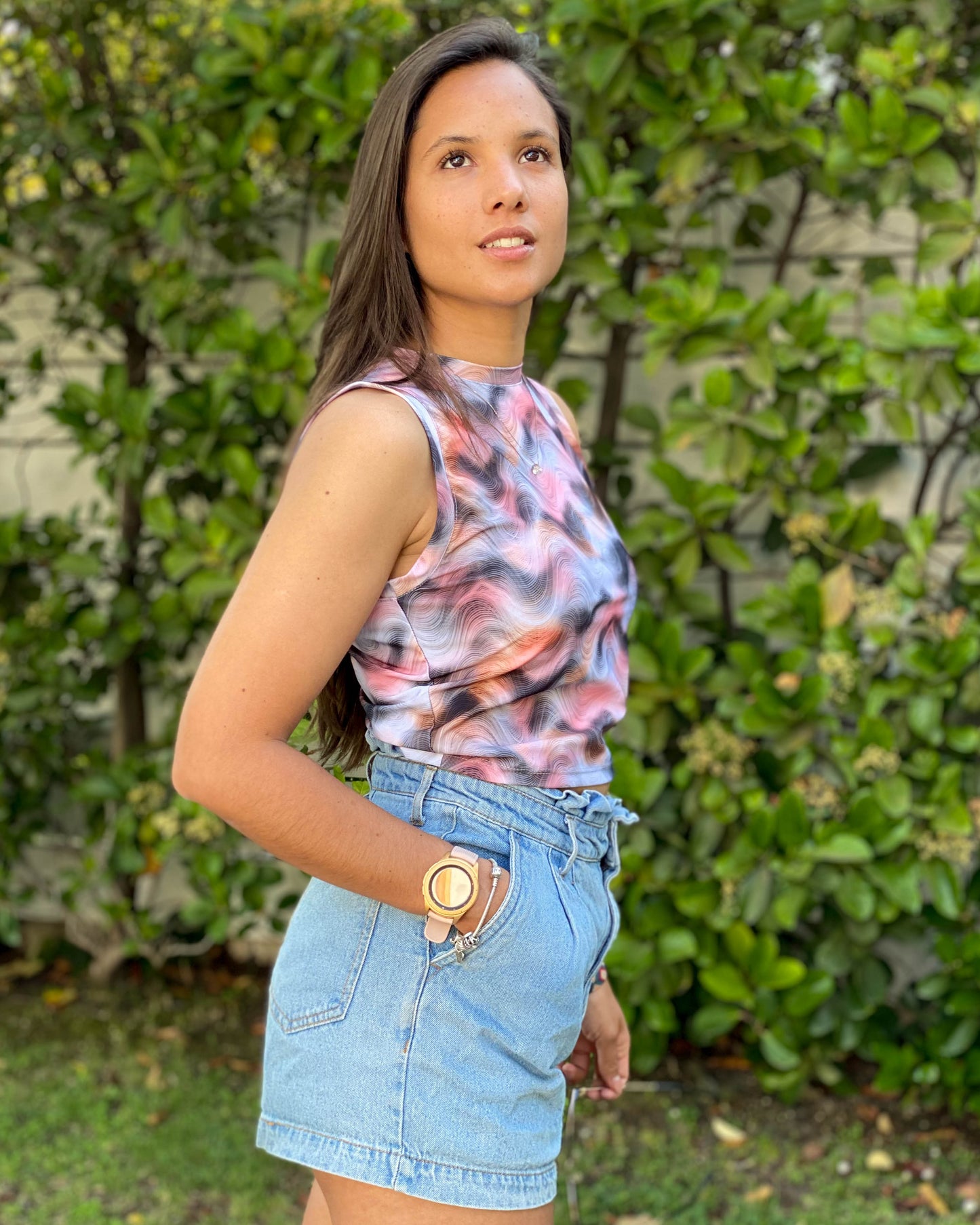 CROP TOP CUELLO ALTO ONDAS.