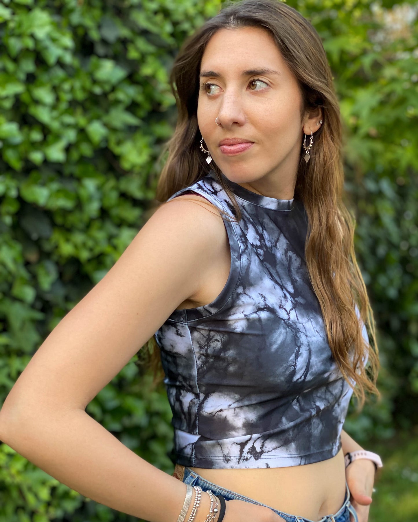 CROP TOP CUELLO ALTO MARMOL.