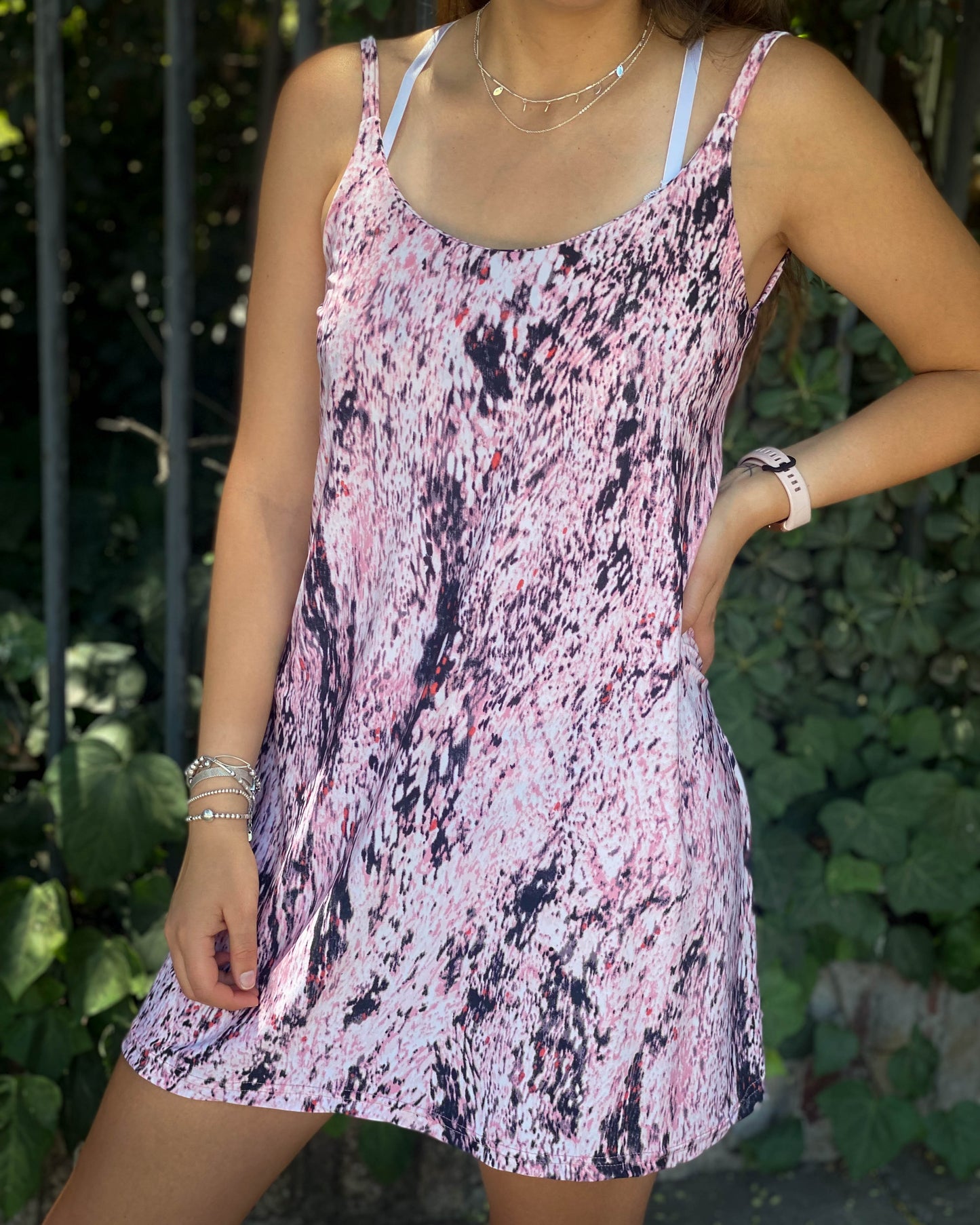 VESTIDO ESCOTE ESPALDA ROSA.