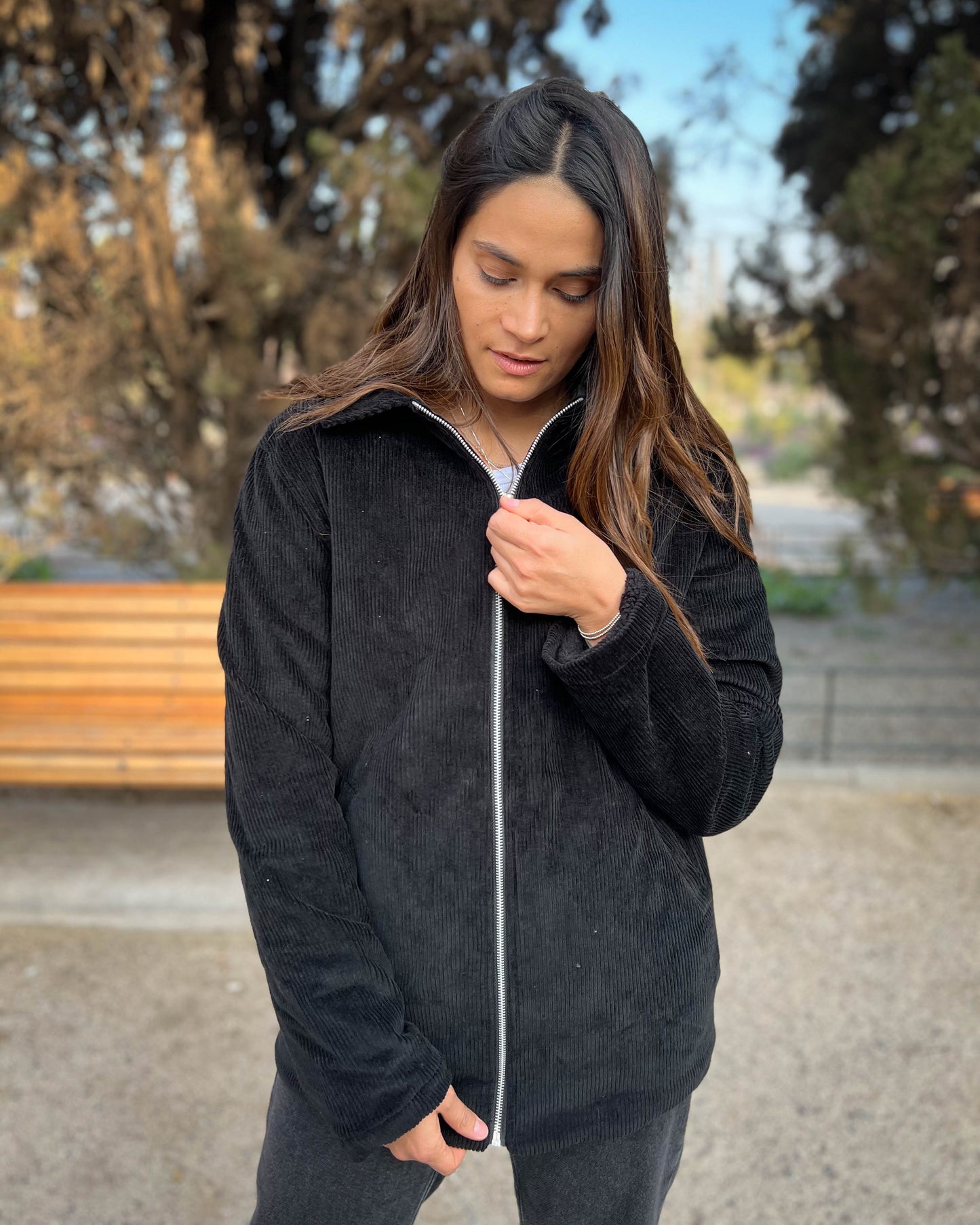 CHAQUETA CORDUROY NEGRA.