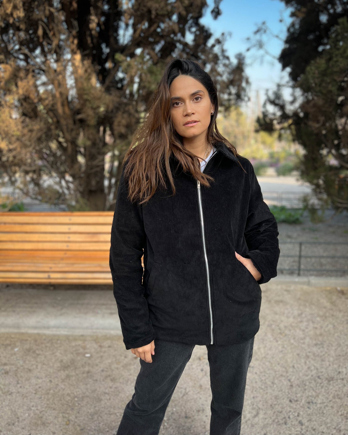 CHAQUETA CORDUROY NEGRA.