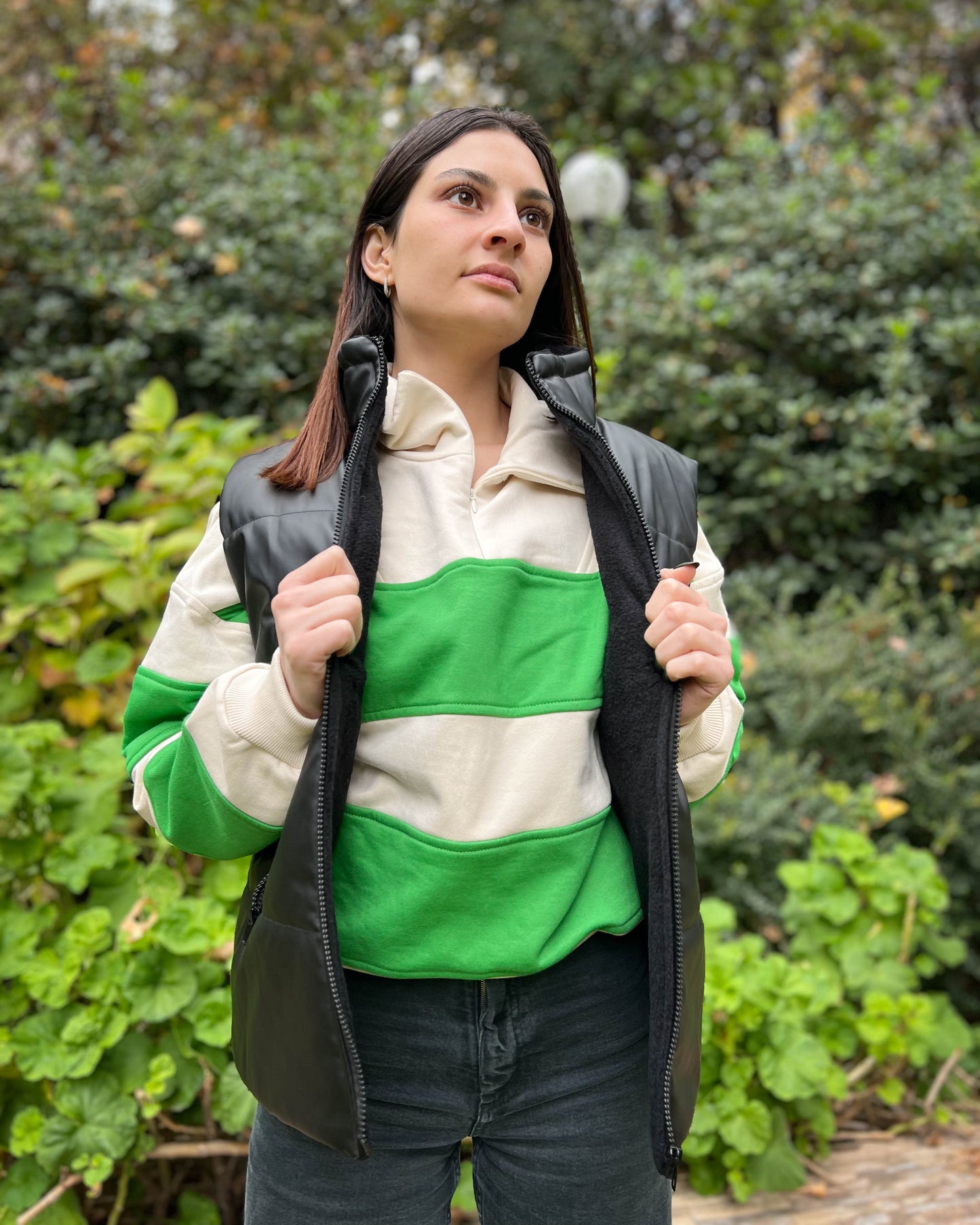 CHAQUETA PUFFA MANGA CORTA NEGRA.