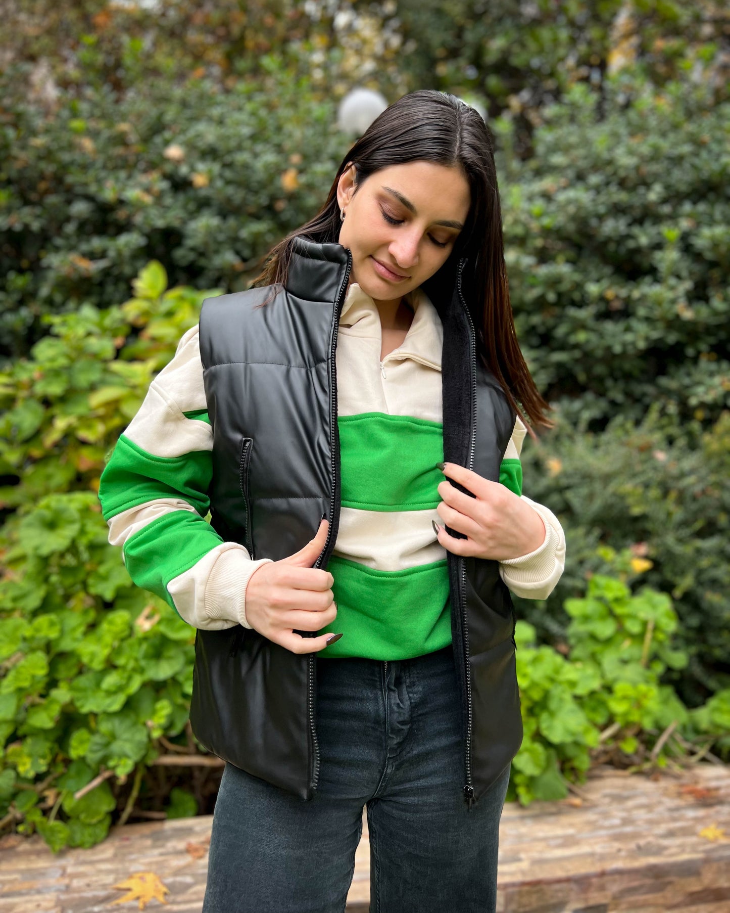 CHAQUETA PUFFA MANGA CORTA NEGRA.