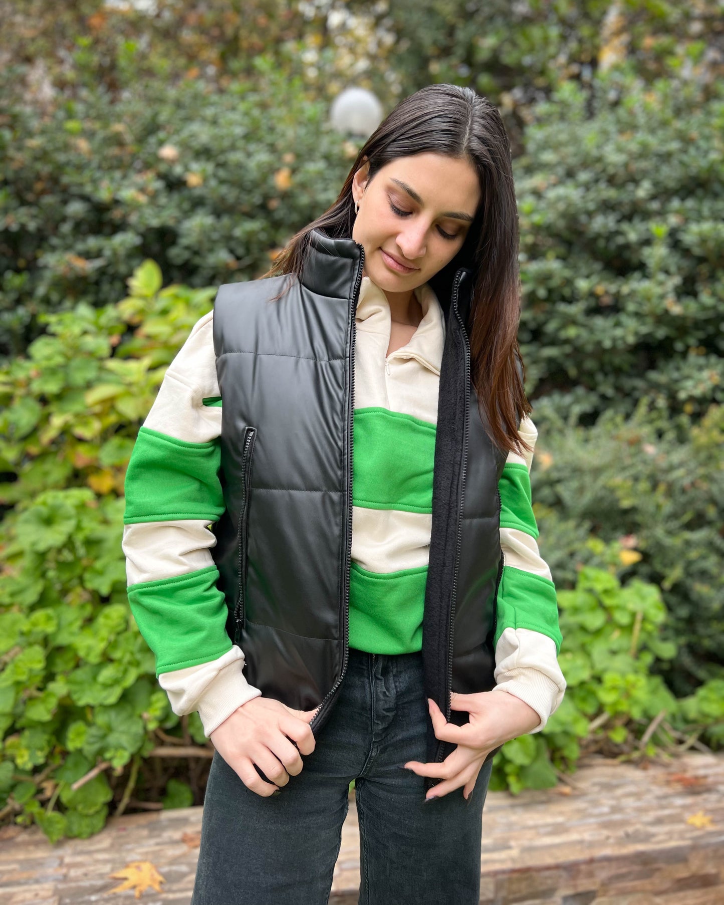 CHAQUETA PUFFA MANGA CORTA NEGRA.