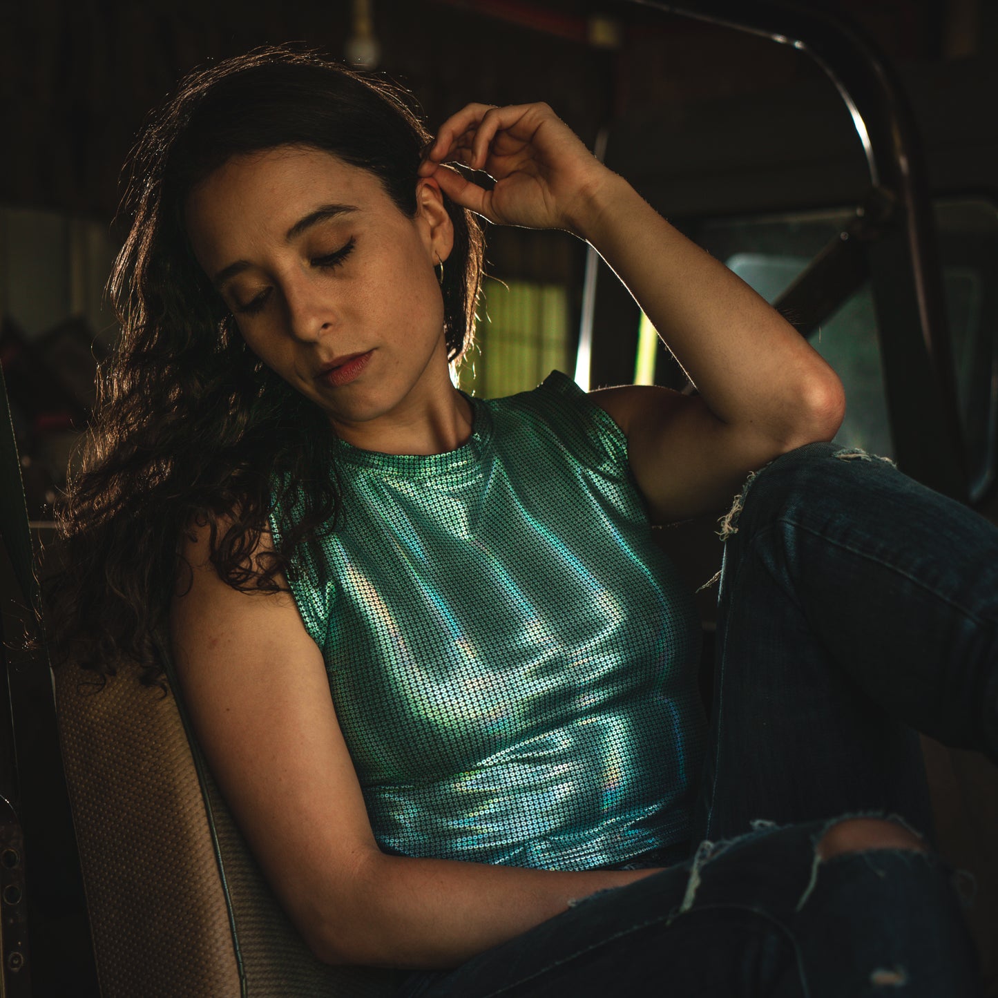 CROP TOP CUELLO ALTO METALIZADO.